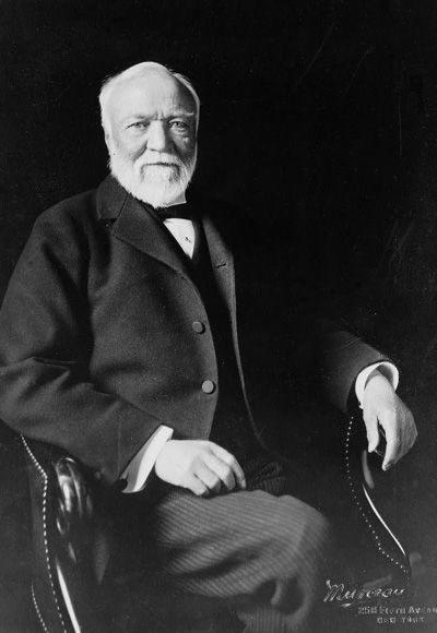 Andrew Carnegie sentado em foto preto e branco